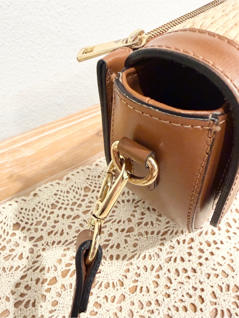 Divina Firenze Tan Leather & Woven Crossbody Bag with Gold Hardware - Picture 6 of 8
